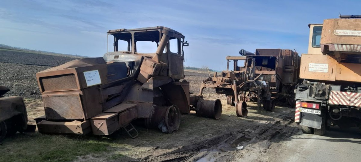 Українські аграрії привезли знищену окупантами агротехніку на кордон із Польщею