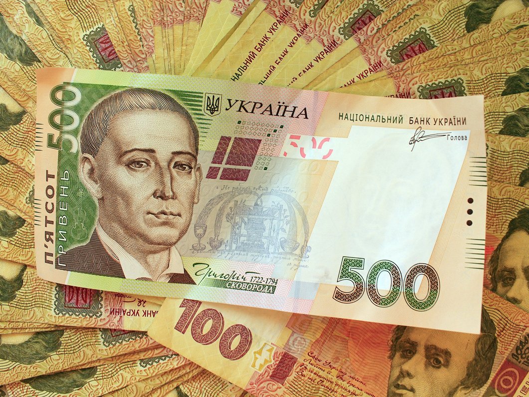Шість капелюхів і білий камінець