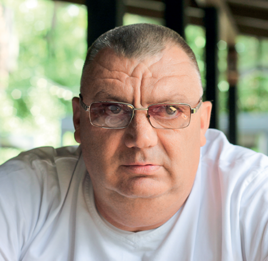 Шість капелюхів і білий камінець