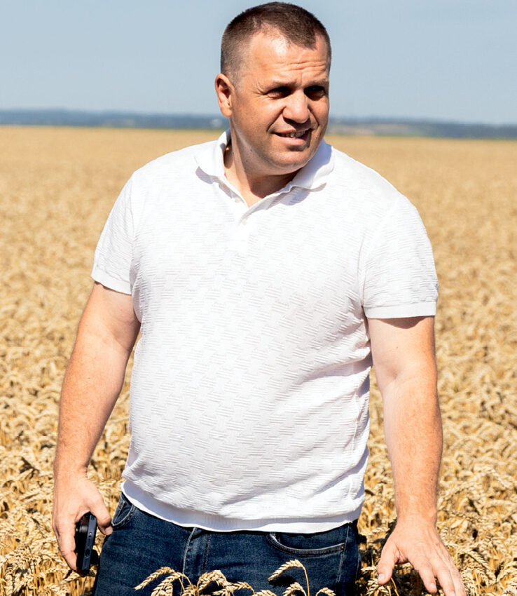 Шість капелюхів і білий камінець
